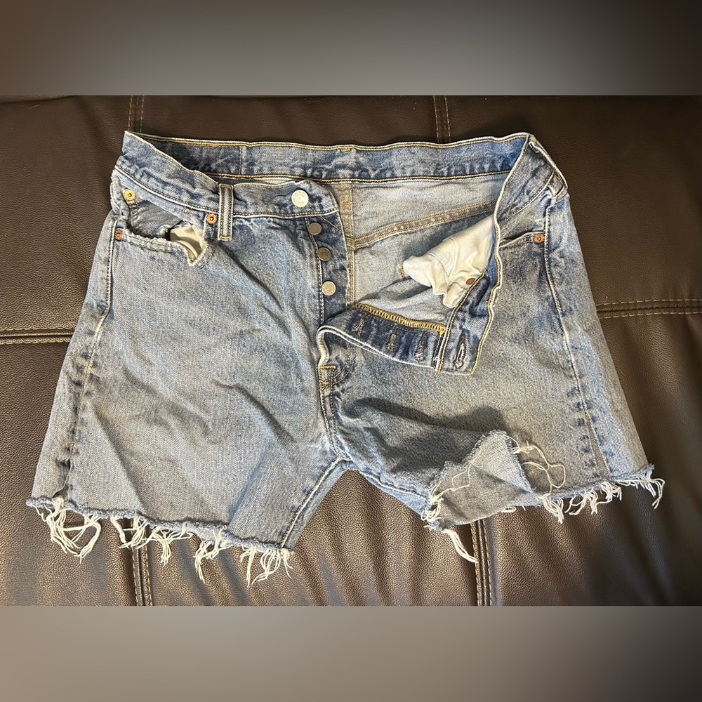 Levi’s 501 Button Fly Cut Off Shorts. Size 34 - Picture 11 of 11